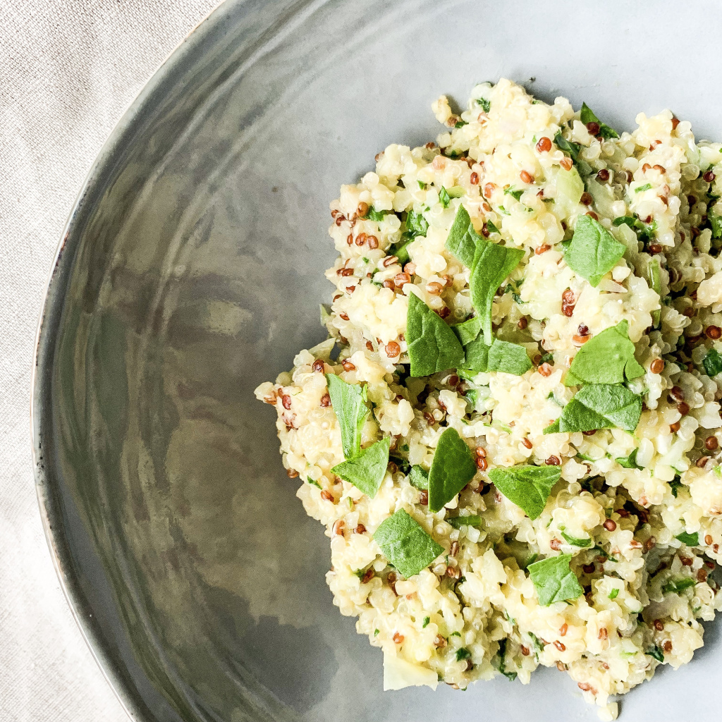 Salade de quinoa et épinards frais